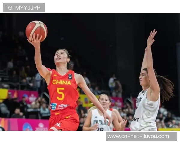 北京首钢女篮迎战上海队全力争胜展现巾帼风采与竞技精神